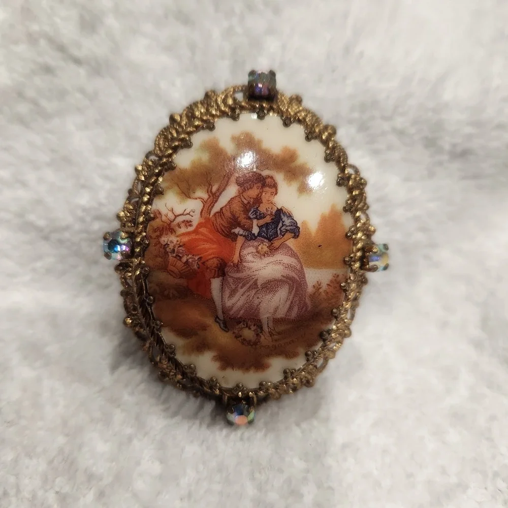 Vintage Fragonard Courting Couple Cameo Brooch Gold Tone AB Rhinestone Filigree‎
